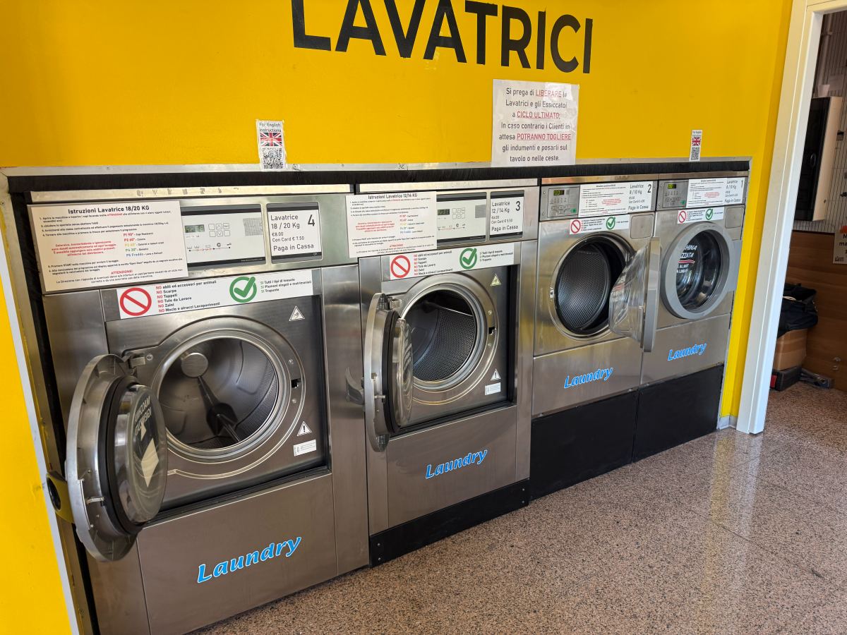La parete delle lavatrici, con istruzioni su ogni macchina